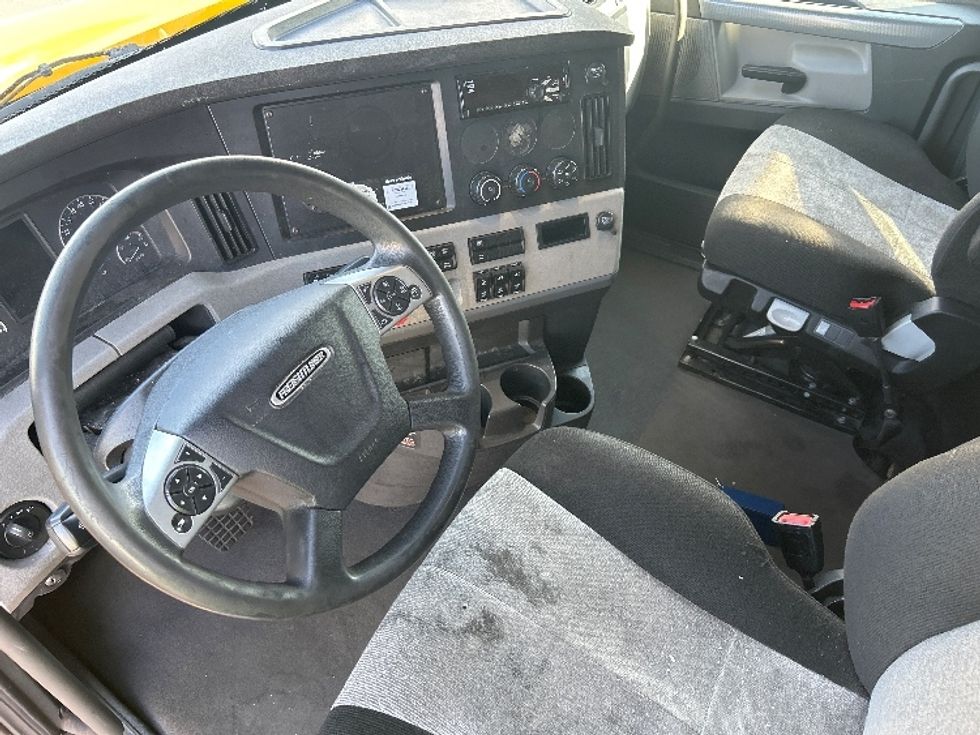 Sleeper Tractor-Heavy Duty Tractors-Freightliner-2022-T12664ST-Indianapolis-IN-439,756\n\t\tmiles-$ 70,250 - Image 10