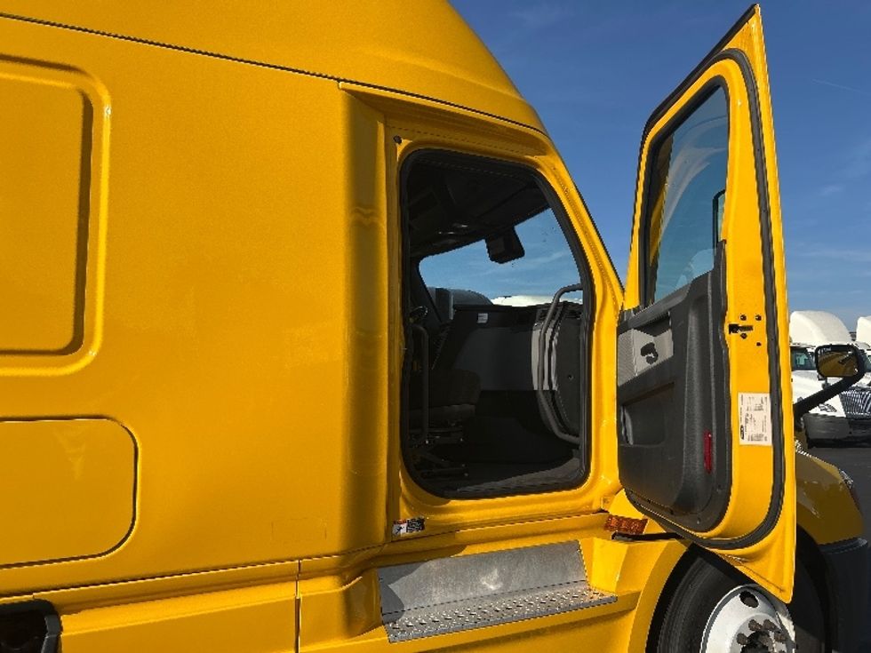 Sleeper Tractor-Heavy Duty Tractors-Freightliner-2022-T12664ST-Indianapolis-IN-439,756\n\t\tmiles-$ 70,250 - Image 13