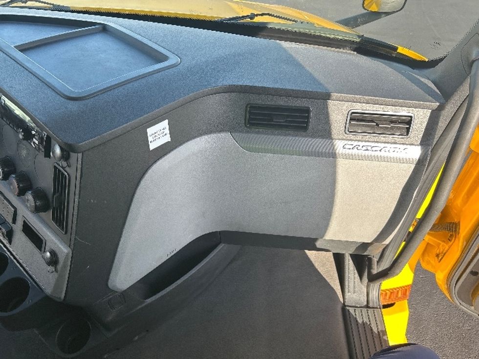 Sleeper Tractor-Heavy Duty Tractors-Freightliner-2022-T12664ST-Indianapolis-IN-439,756\n\t\tmiles-$ 70,250 - Image 14