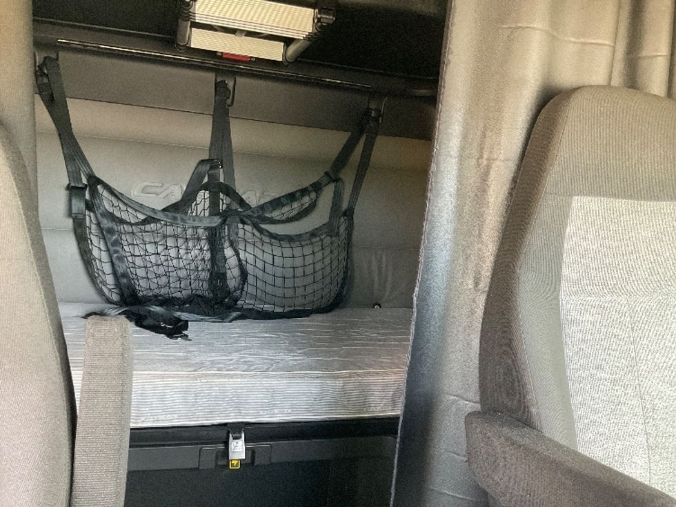 Sleeper Tractor-Heavy Duty Tractors-Freightliner-2022-T12664ST-Indianapolis-IN-439,756\n\t\tmiles-$ 70,250 - Image 16