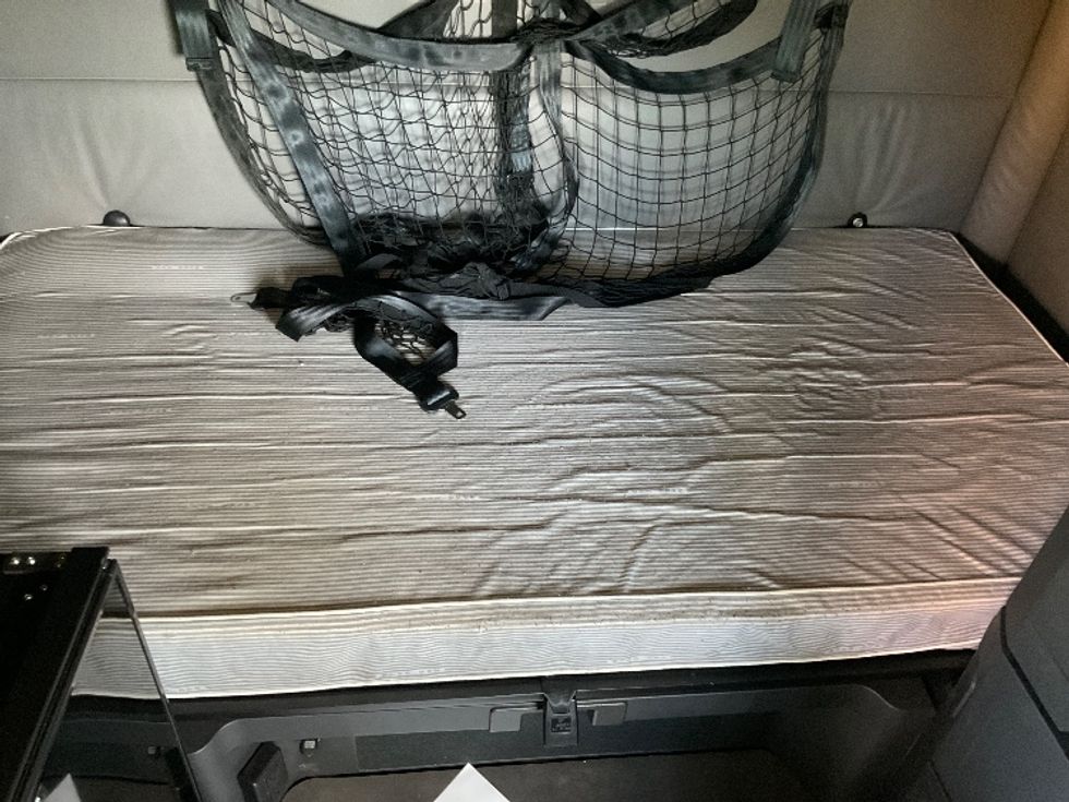 Sleeper Tractor-Heavy Duty Tractors-Freightliner-2022-T12664ST-Indianapolis-IN-439,756\n\t\tmiles-$ 70,250 - Image 17