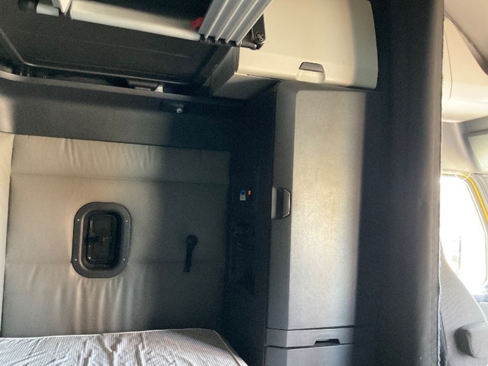 Sleeper Tractor-Heavy Duty Tractors-Freightliner-2022-T12664ST-Indianapolis-IN-439,756\n\t\tmiles-$ 70,250 - Image 18