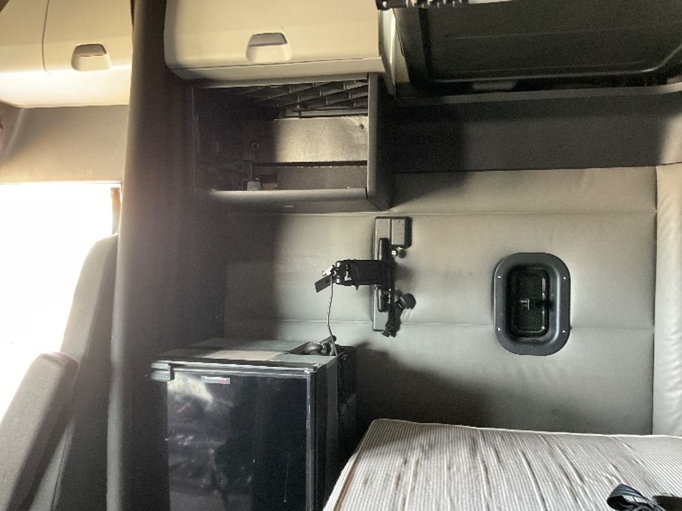 Sleeper Tractor-Heavy Duty Tractors-Freightliner-2022-T12664ST-Indianapolis-IN-439,756\n\t\tmiles-$ 70,250 - Image 19