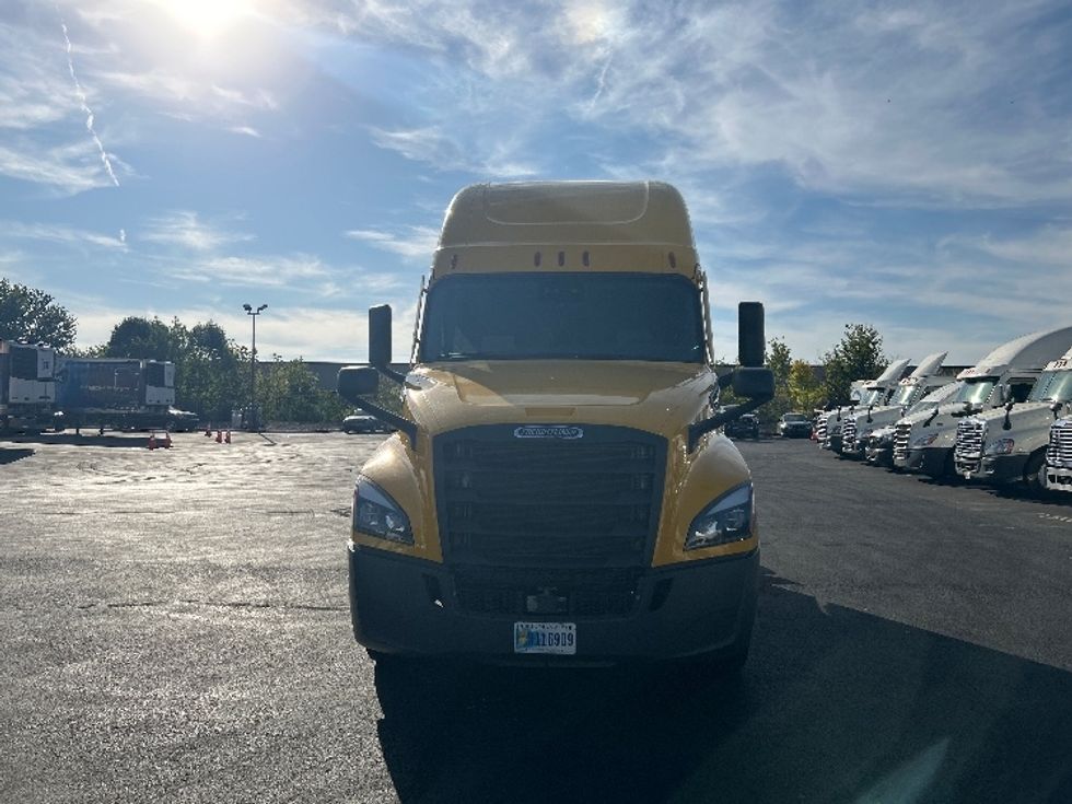 2022 Freightliner Cascadia 126" Sleeper Cab photo 2