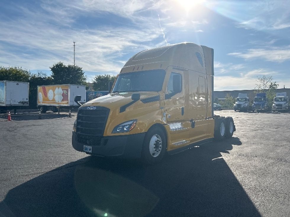 2022 Freightliner Cascadia 126" Sleeper Cab photo 3