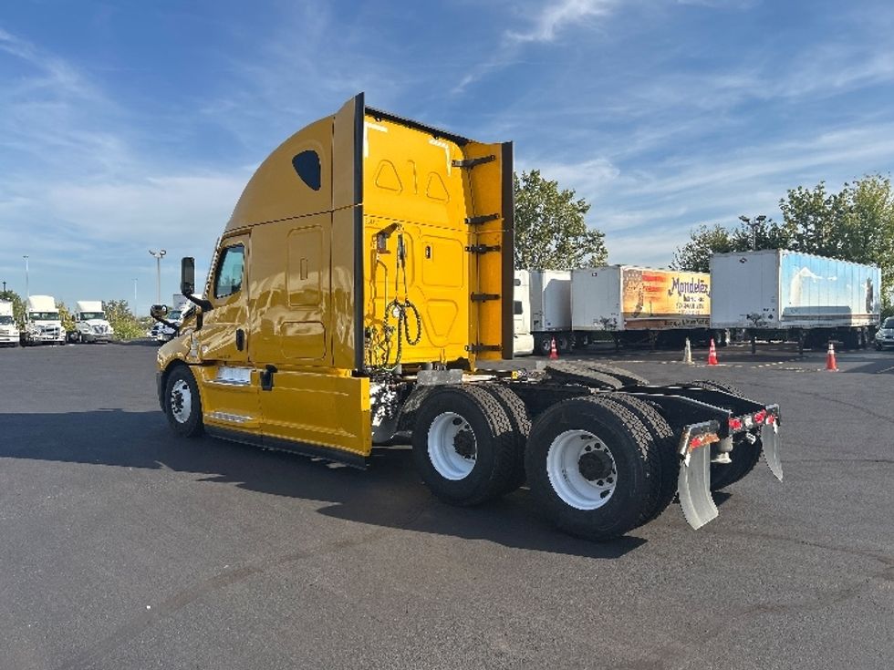 Sleeper Tractor-Heavy Duty Tractors-Freightliner-2022-T12664ST-Indianapolis-IN-439,756\n\t\tmiles-$ 70,250 - Image 5