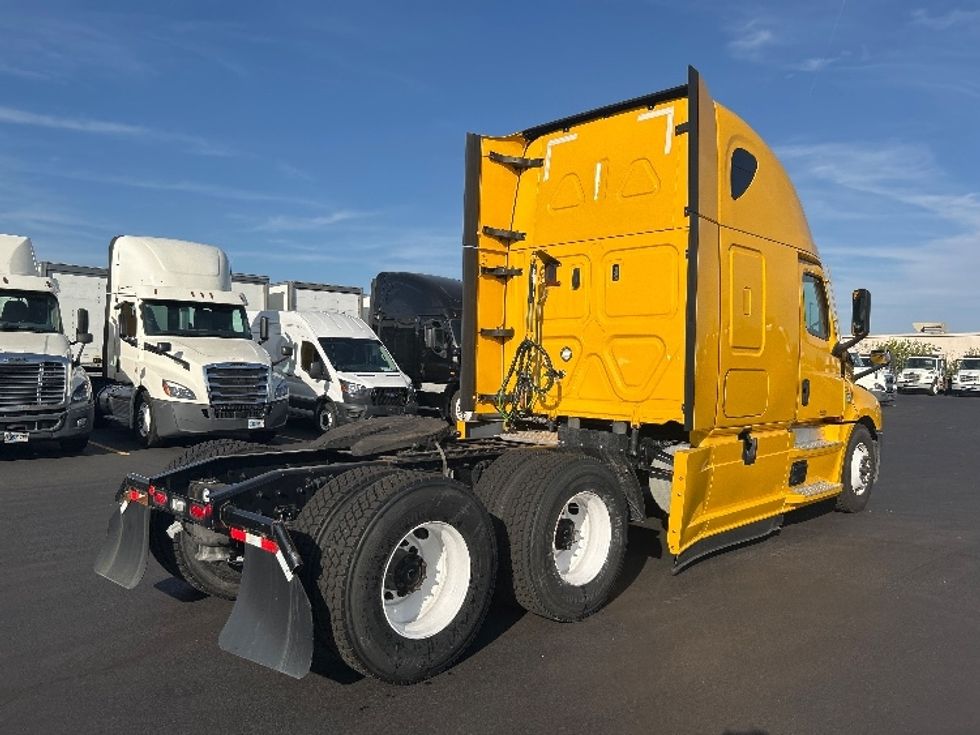Sleeper Tractor-Heavy Duty Tractors-Freightliner-2022-T12664ST-Indianapolis-IN-439,756\n\t\tmiles-$ 70,250 - Image 7