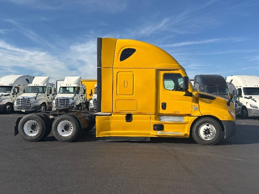 Sleeper Tractor-Heavy Duty Tractors-Freightliner-2022-T12664ST-Indianapolis-IN-439,756\n\t\tmiles-$ 70,250 - Image 8
