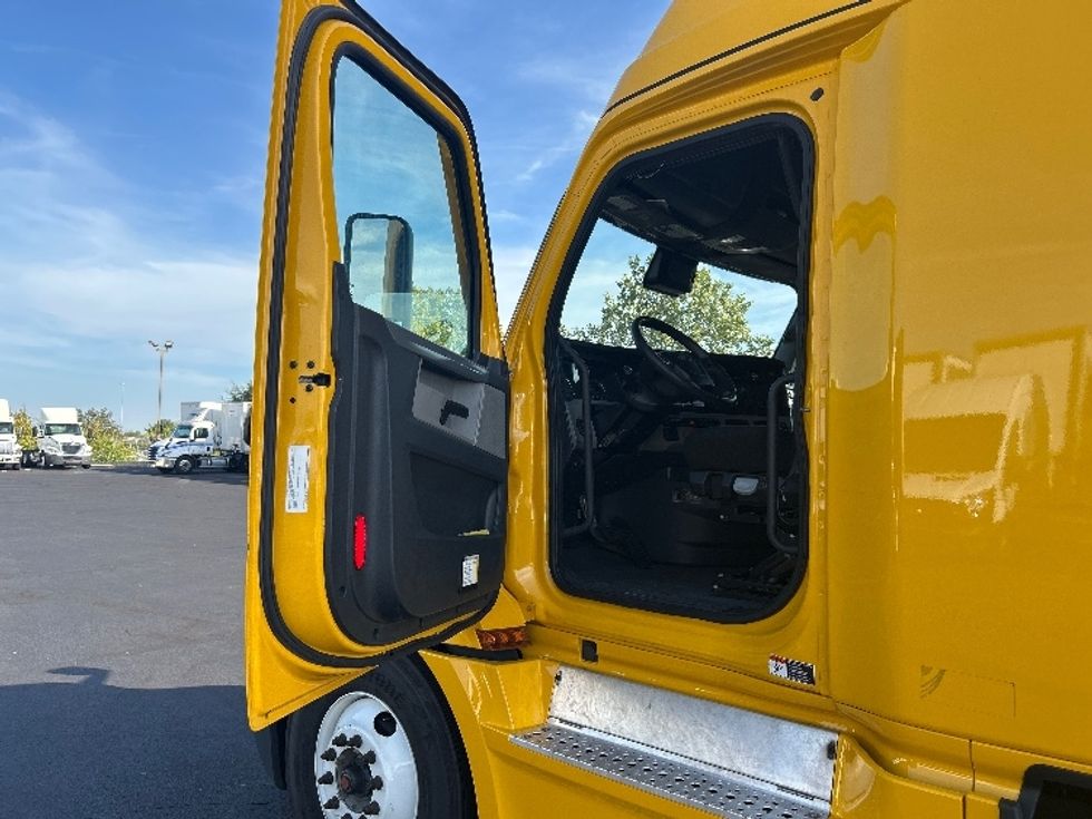 Sleeper Tractor-Heavy Duty Tractors-Freightliner-2022-T12664ST-Indianapolis-IN-439,756\n\t\tmiles-$ 70,250 - Image 9