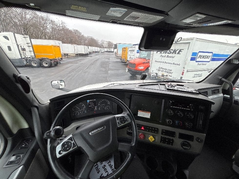 Sleeper Tractor-Heavy Duty Tractors-Freightliner-2022-T12664ST-Indianapolis-IN-461,778\n\t\tmiles-$ 70,500 - Image 11
