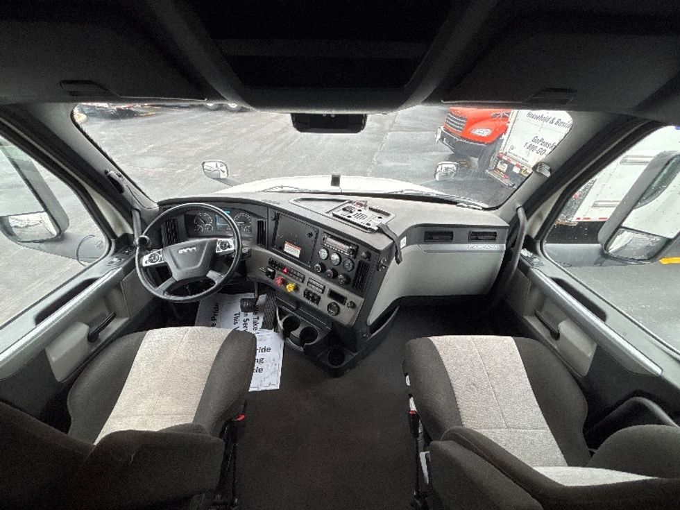 Sleeper Tractor-Heavy Duty Tractors-Freightliner-2022-T12664ST-Indianapolis-IN-461,778\n\t\tmiles-$ 70,500 - Image 12