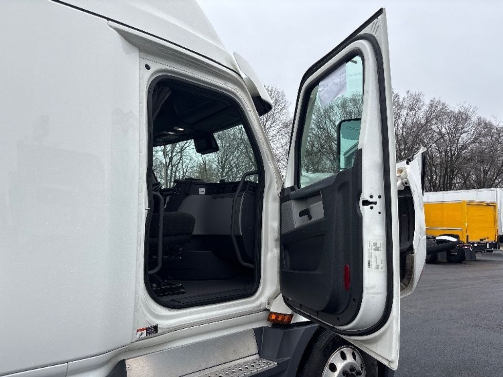 Sleeper Tractor-Heavy Duty Tractors-Freightliner-2022-T12664ST-Indianapolis-IN-461,778\n\t\tmiles-$ 70,500 - Image 13