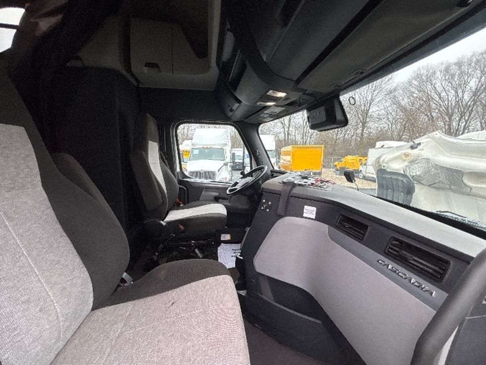 Sleeper Tractor-Heavy Duty Tractors-Freightliner-2022-T12664ST-Indianapolis-IN-461,778\n\t\tmiles-$ 70,500 - Image 15