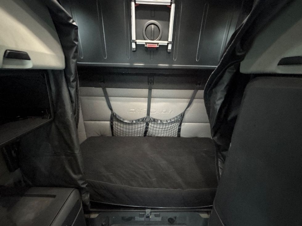 Sleeper Tractor-Heavy Duty Tractors-Freightliner-2022-T12664ST-Indianapolis-IN-461,778\n\t\tmiles-$ 70,500 - Image 16