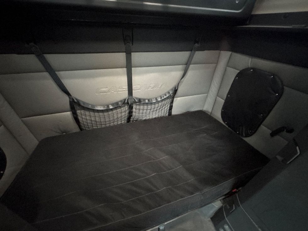 Sleeper Tractor-Heavy Duty Tractors-Freightliner-2022-T12664ST-Indianapolis-IN-461,778\n\t\tmiles-$ 70,500 - Image 17