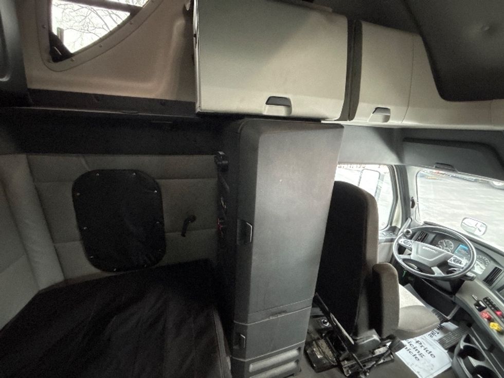 Sleeper Tractor-Heavy Duty Tractors-Freightliner-2022-T12664ST-Indianapolis-IN-461,778\n\t\tmiles-$ 70,500 - Image 18