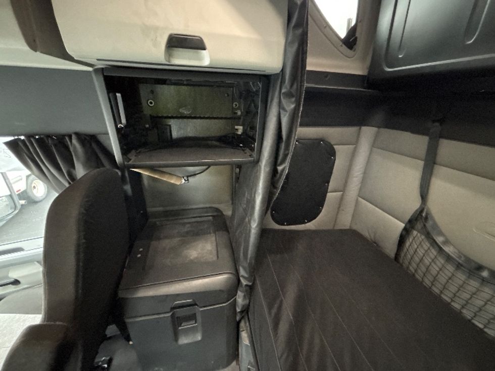 Sleeper Tractor-Heavy Duty Tractors-Freightliner-2022-T12664ST-Indianapolis-IN-461,778\n\t\tmiles-$ 70,500 - Image 19