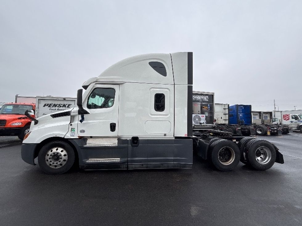 Sleeper Tractor-Heavy Duty Tractors-Freightliner-2022-T12664ST-Indianapolis-IN-461,778\n\t\tmiles-$ 70,500 - Image 4