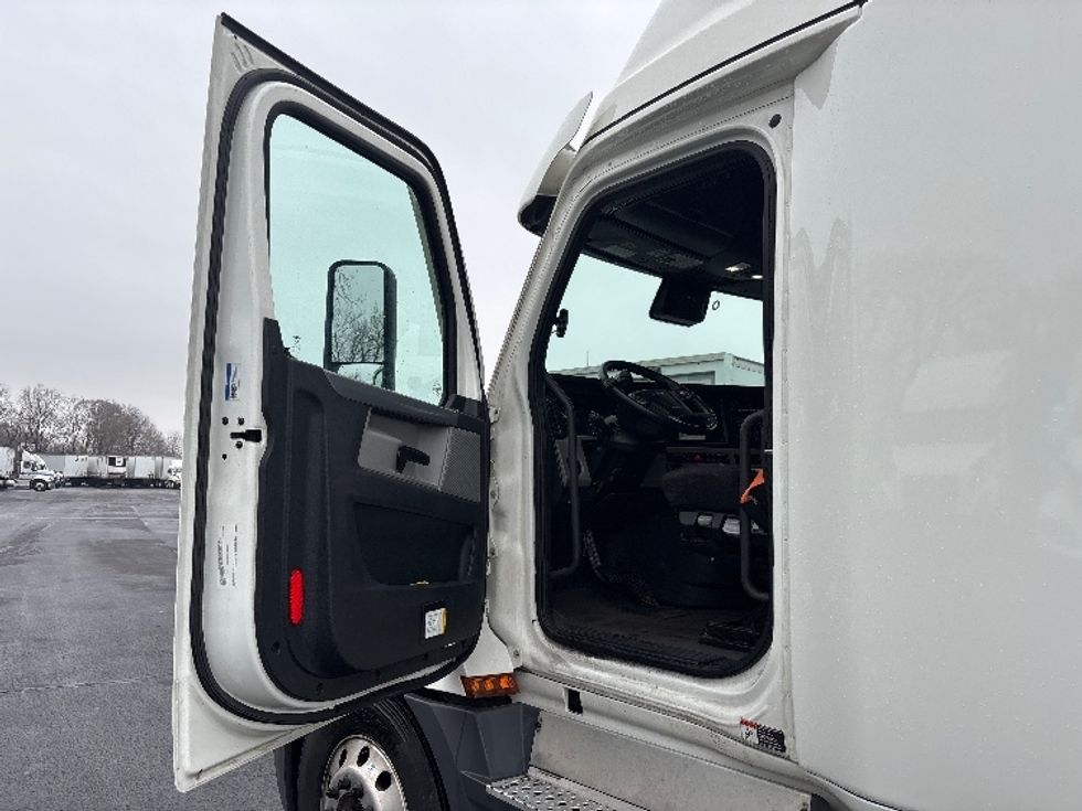 Sleeper Tractor-Heavy Duty Tractors-Freightliner-2022-T12664ST-Indianapolis-IN-461,778\n\t\tmiles-$ 70,500 - Image 9