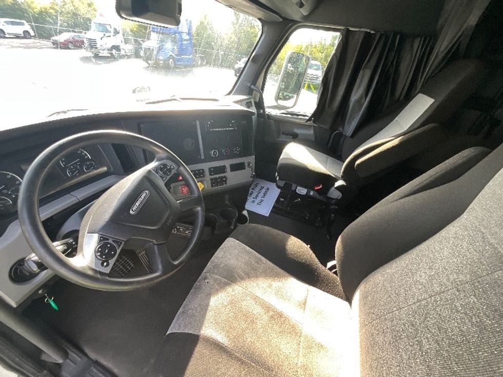 Sleeper Tractor-Heavy Duty Tractors-Freightliner-2022-T12664ST-Indianapolis-IN-467,587\n\t\tmiles-$ 71,750 - Image 10