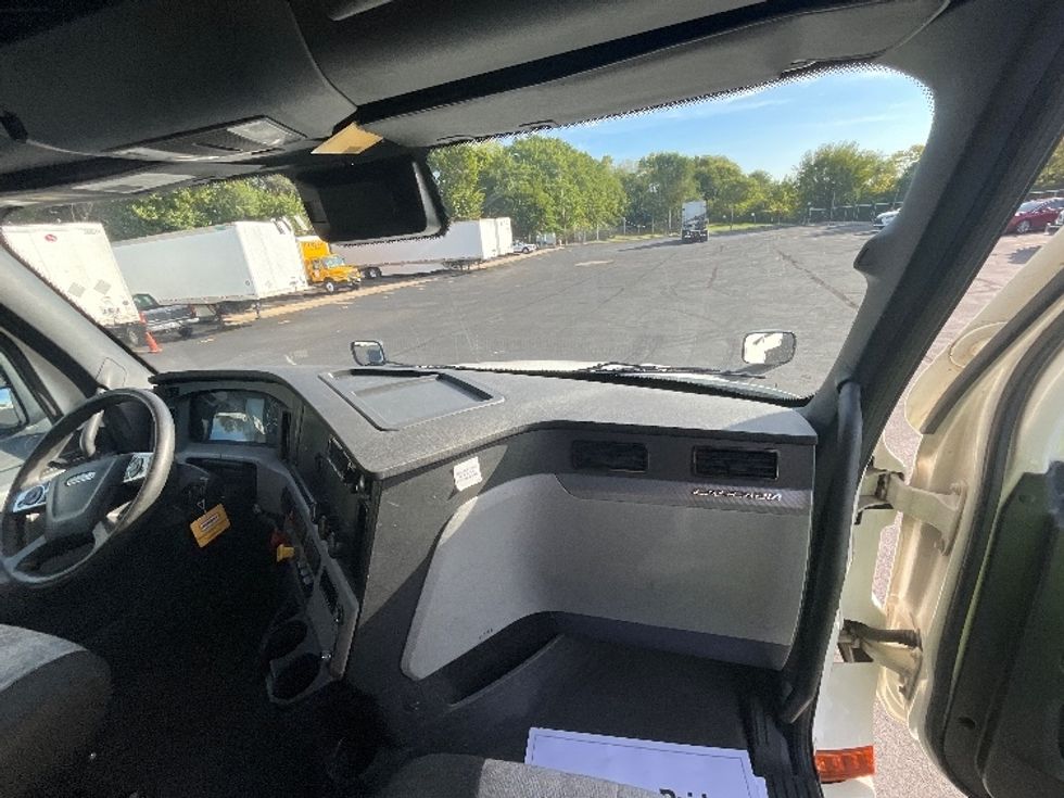 Sleeper Tractor-Heavy Duty Tractors-Freightliner-2022-T12664ST-Indianapolis-IN-467,587\n\t\tmiles-$ 71,750 - Image 14
