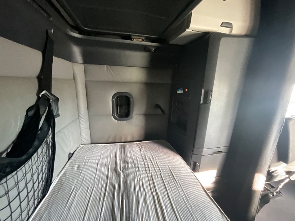 Sleeper Tractor-Heavy Duty Tractors-Freightliner-2022-T12664ST-Indianapolis-IN-467,587\n\t\tmiles-$ 71,750 - Image 18