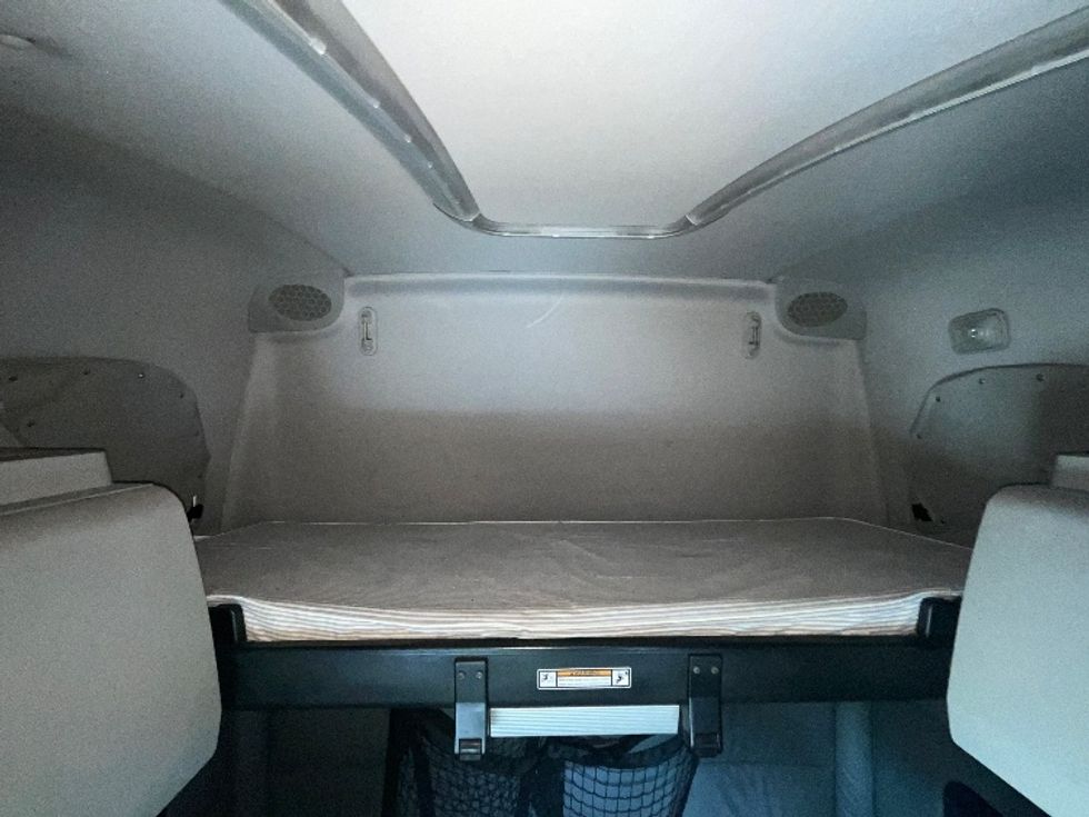 Sleeper Tractor-Heavy Duty Tractors-Freightliner-2022-T12664ST-Indianapolis-IN-467,587\n\t\tmiles-$ 71,750 - Image 22