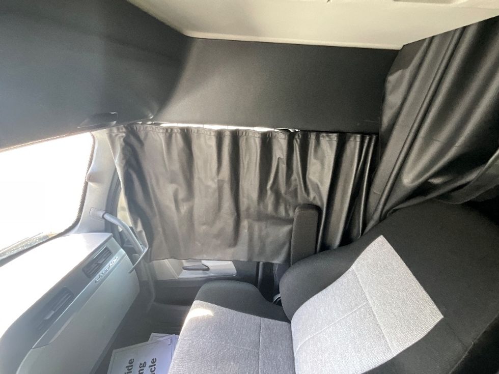 Sleeper Tractor-Heavy Duty Tractors-Freightliner-2022-T12664ST-Indianapolis-IN-467,587\n\t\tmiles-$ 71,750 - Image 23