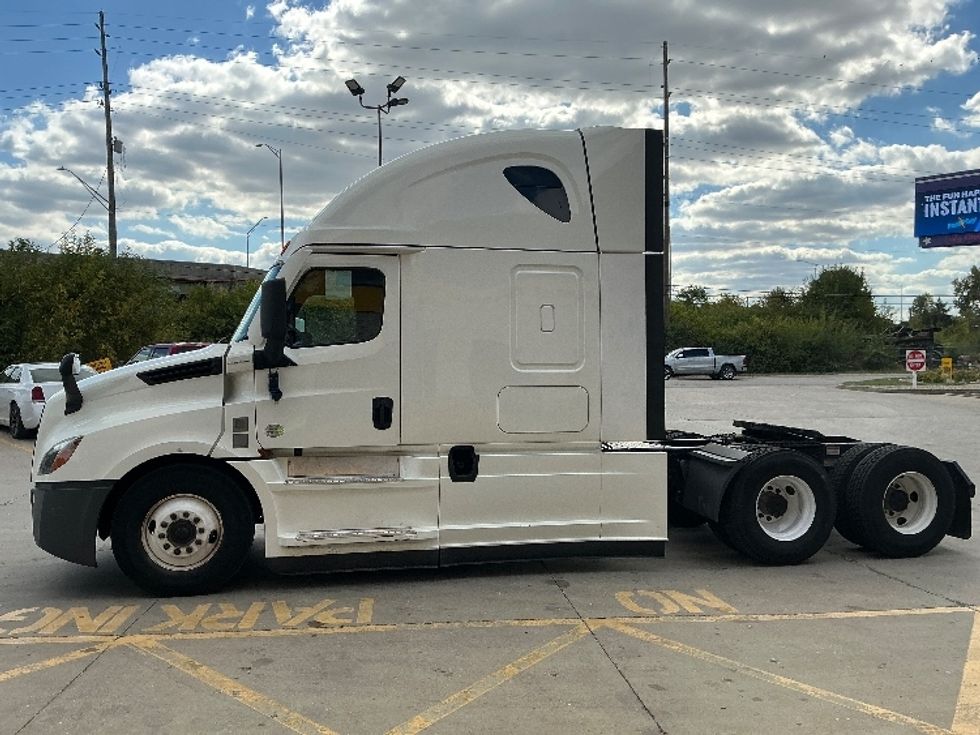 Sleeper Tractor-Heavy Duty Tractors-Freightliner-2022-T12664ST-Indianapolis-IN-467,587\n\t\tmiles-$ 71,750 - Image 4