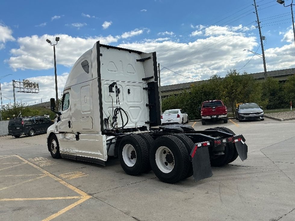 Sleeper Tractor-Heavy Duty Tractors-Freightliner-2022-T12664ST-Indianapolis-IN-467,587\n\t\tmiles-$ 71,750 - Image 5