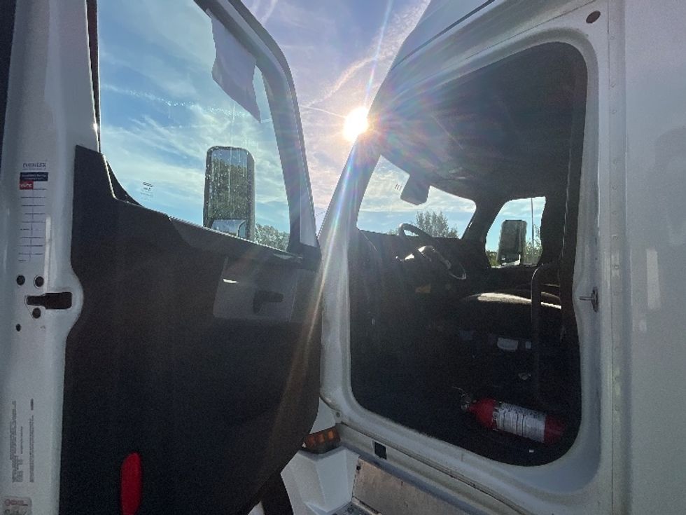 Sleeper Tractor-Heavy Duty Tractors-Freightliner-2022-T12664ST-Indianapolis-IN-467,587\n\t\tmiles-$ 71,750 - Image 9