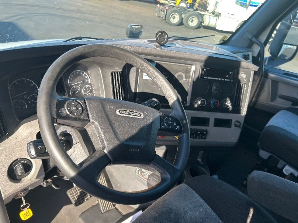 Sleeper Tractor-Heavy Duty Tractors-Freightliner-2022-T12664ST-Indianapolis-IN-479,920\n\t\tmiles-$ 68,750 - Image 10