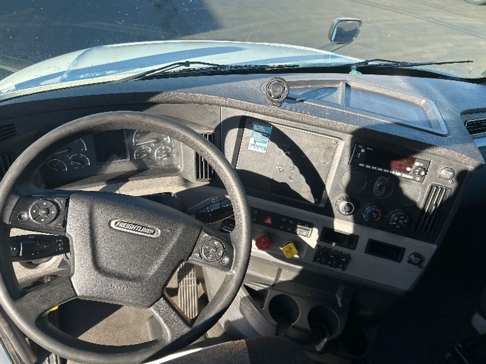 Sleeper Tractor-Heavy Duty Tractors-Freightliner-2022-T12664ST-Indianapolis-IN-479,920\n\t\tmiles-$ 68,750 - Image 11