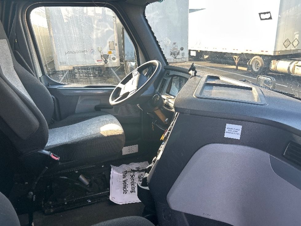 Sleeper Tractor-Heavy Duty Tractors-Freightliner-2022-T12664ST-Indianapolis-IN-479,920\n\t\tmiles-$ 68,750 - Image 15