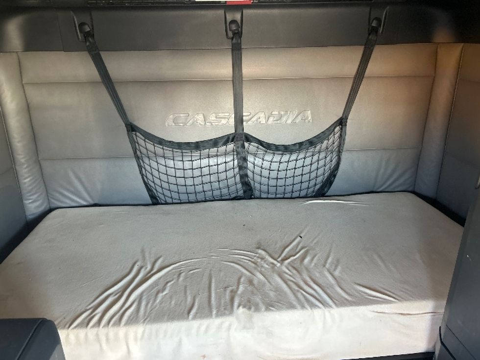 Sleeper Tractor-Heavy Duty Tractors-Freightliner-2022-T12664ST-Indianapolis-IN-479,920\n\t\tmiles-$ 68,750 - Image 16