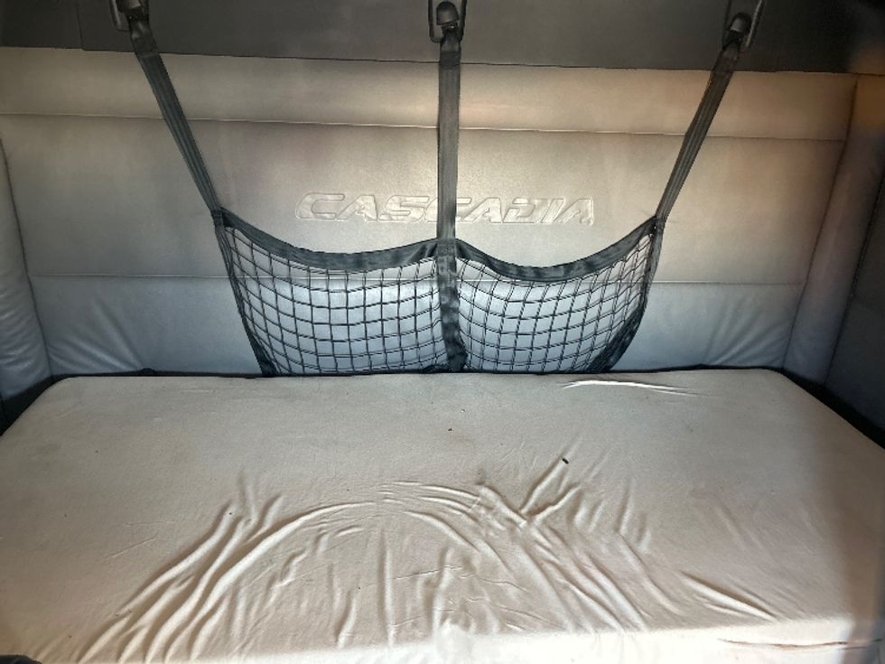 Sleeper Tractor-Heavy Duty Tractors-Freightliner-2022-T12664ST-Indianapolis-IN-479,920\n\t\tmiles-$ 68,750 - Image 17