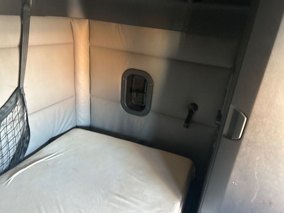 Sleeper Tractor-Heavy Duty Tractors-Freightliner-2022-T12664ST-Indianapolis-IN-479,920\n\t\tmiles-$ 68,750 - Image 18