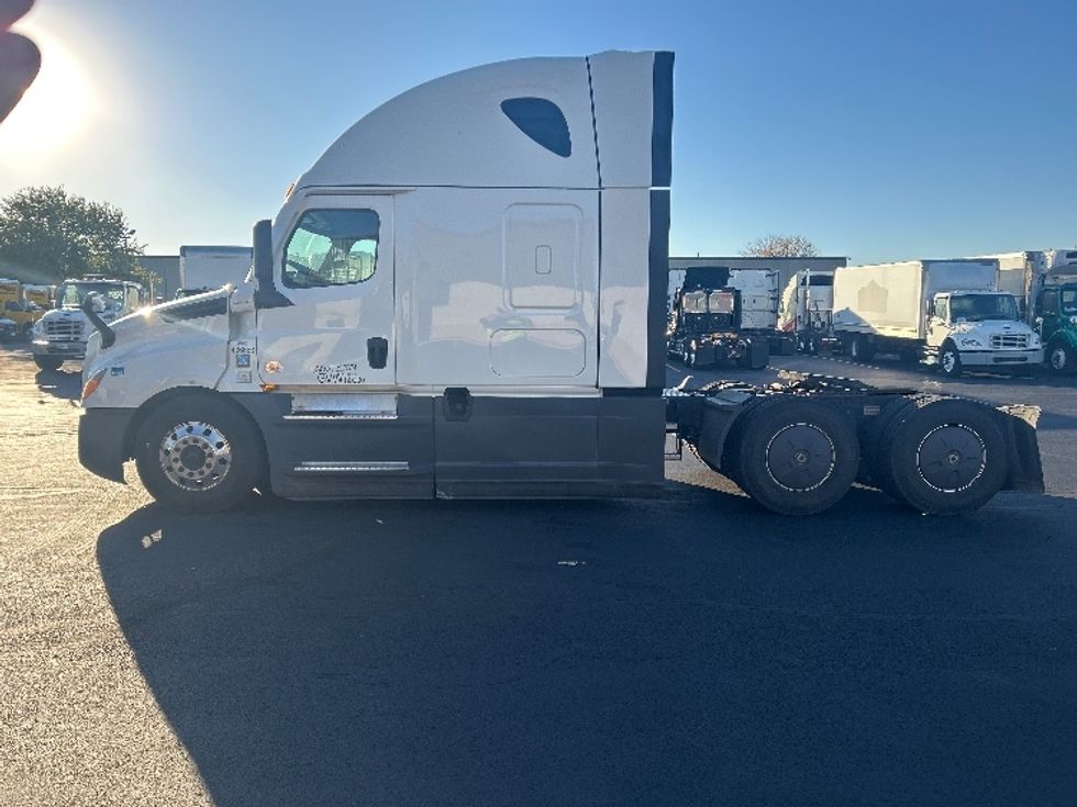 Sleeper Tractor-Heavy Duty Tractors-Freightliner-2022-T12664ST-Indianapolis-IN-479,920\n\t\tmiles-$ 68,750 - Image 4