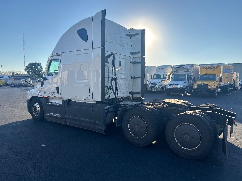 Sleeper Tractor-Heavy Duty Tractors-Freightliner-2022-T12664ST-Indianapolis-IN-479,920\n\t\tmiles-$ 68,750 - Image 5