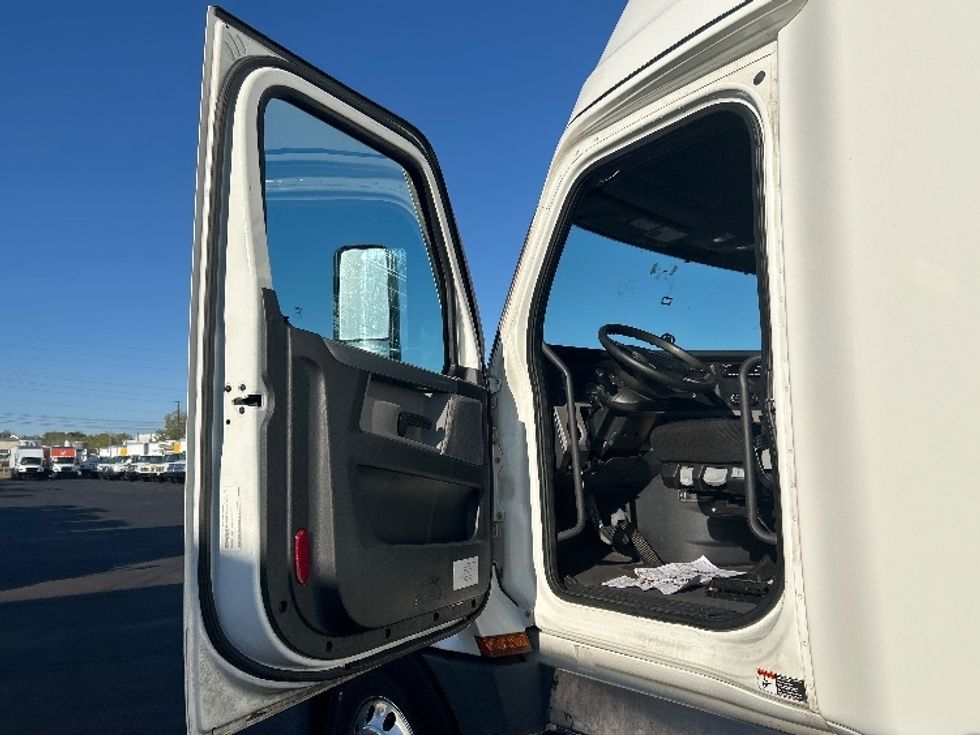 Sleeper Tractor-Heavy Duty Tractors-Freightliner-2022-T12664ST-Indianapolis-IN-479,920\n\t\tmiles-$ 68,750 - Image 9