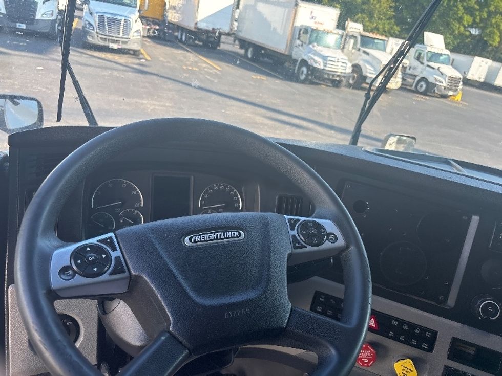 Sleeper Tractor-Heavy Duty Tractors-Freightliner-2022-T12664ST-Indianapolis-IN-485,410\n\t\tmiles-$ 75,500 - Image 11