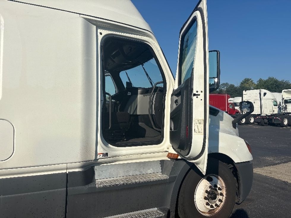 Sleeper Tractor-Heavy Duty Tractors-Freightliner-2022-T12664ST-Indianapolis-IN-485,410\n\t\tmiles-$ 75,500 - Image 13