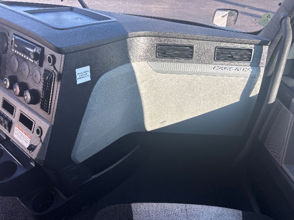 Sleeper Tractor-Heavy Duty Tractors-Freightliner-2022-T12664ST-Indianapolis-IN-485,410\n\t\tmiles-$ 75,500 - Image 14
