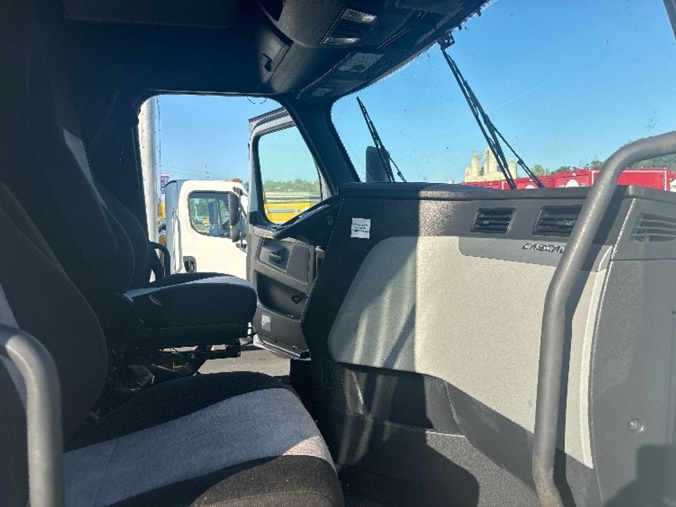 Sleeper Tractor-Heavy Duty Tractors-Freightliner-2022-T12664ST-Indianapolis-IN-485,410\n\t\tmiles-$ 75,500 - Image 15