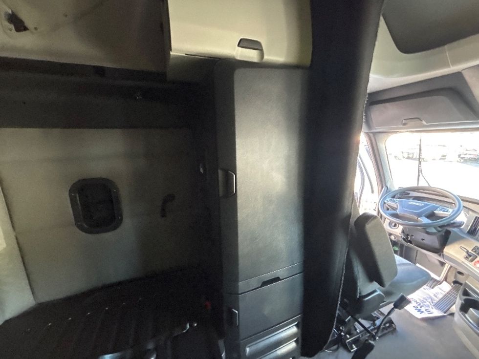 Sleeper Tractor-Heavy Duty Tractors-Freightliner-2022-T12664ST-Indianapolis-IN-485,410\n\t\tmiles-$ 75,500 - Image 18