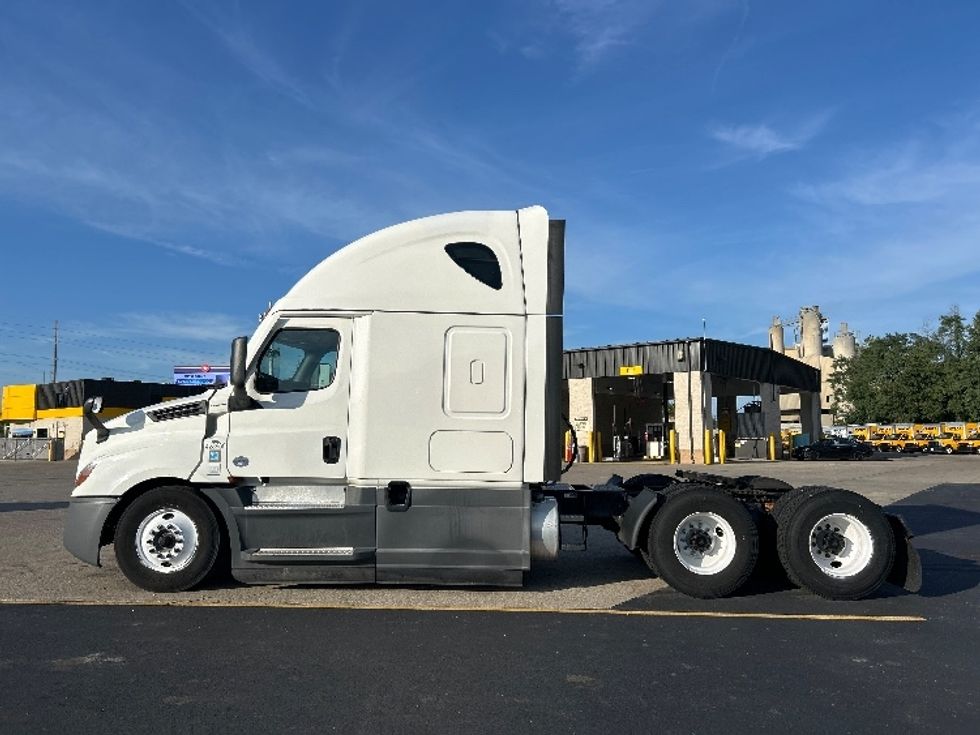 Sleeper Tractor-Heavy Duty Tractors-Freightliner-2022-T12664ST-Indianapolis-IN-485,410\n\t\tmiles-$ 75,500 - Image 4