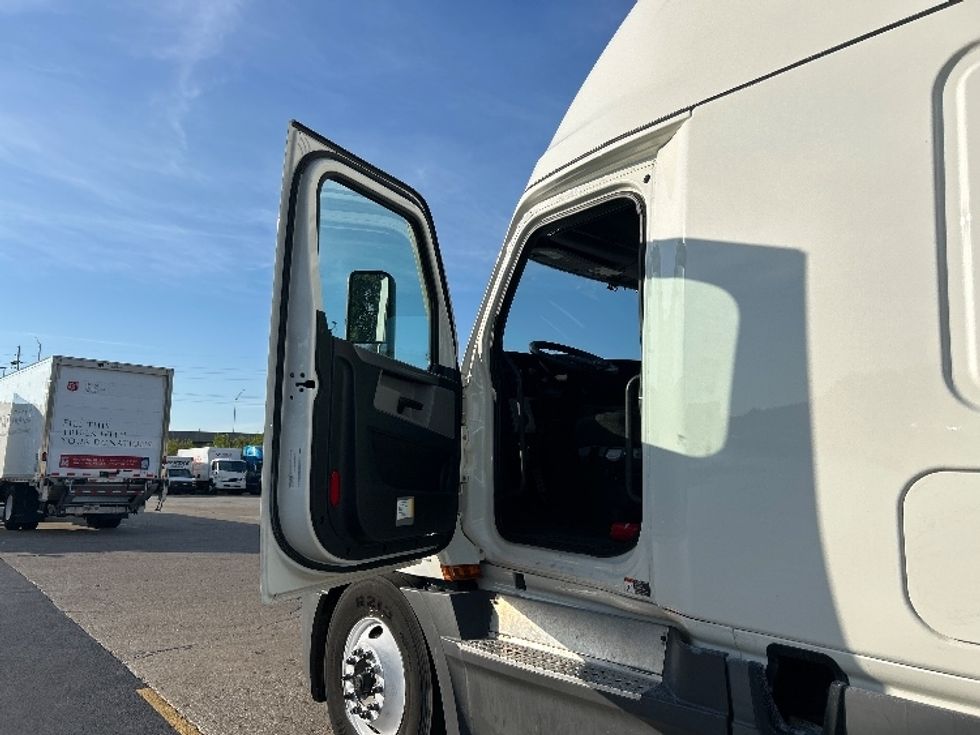 Sleeper Tractor-Heavy Duty Tractors-Freightliner-2022-T12664ST-Indianapolis-IN-485,410\n\t\tmiles-$ 75,500 - Image 9