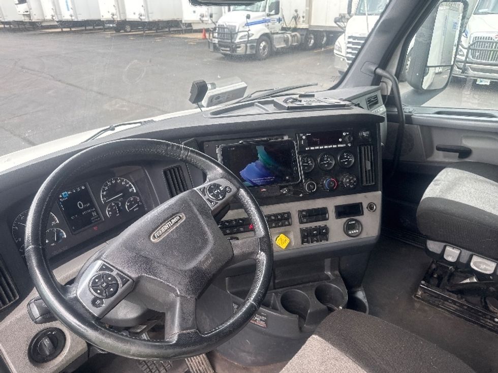 Sleeper Tractor-Heavy Duty Tractors-Freightliner-2022-T12664ST-Indianapolis-IN-485,584\n\t\tmiles-$ 66,750 - Image 10