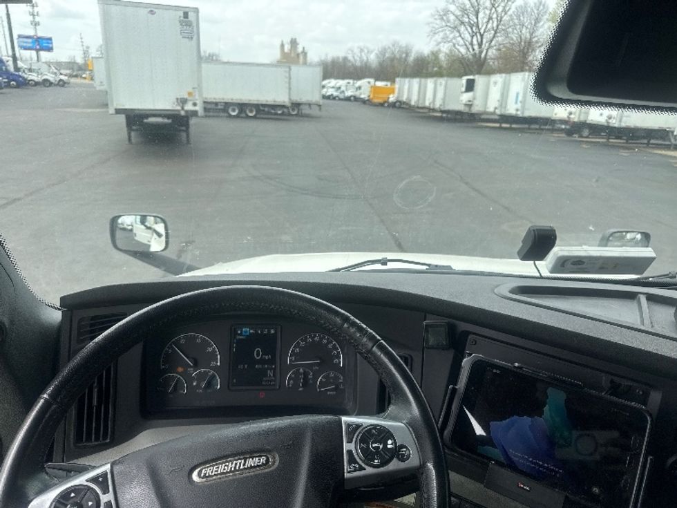 Sleeper Tractor-Heavy Duty Tractors-Freightliner-2022-T12664ST-Indianapolis-IN-485,584\n\t\tmiles-$ 66,750 - Image 11