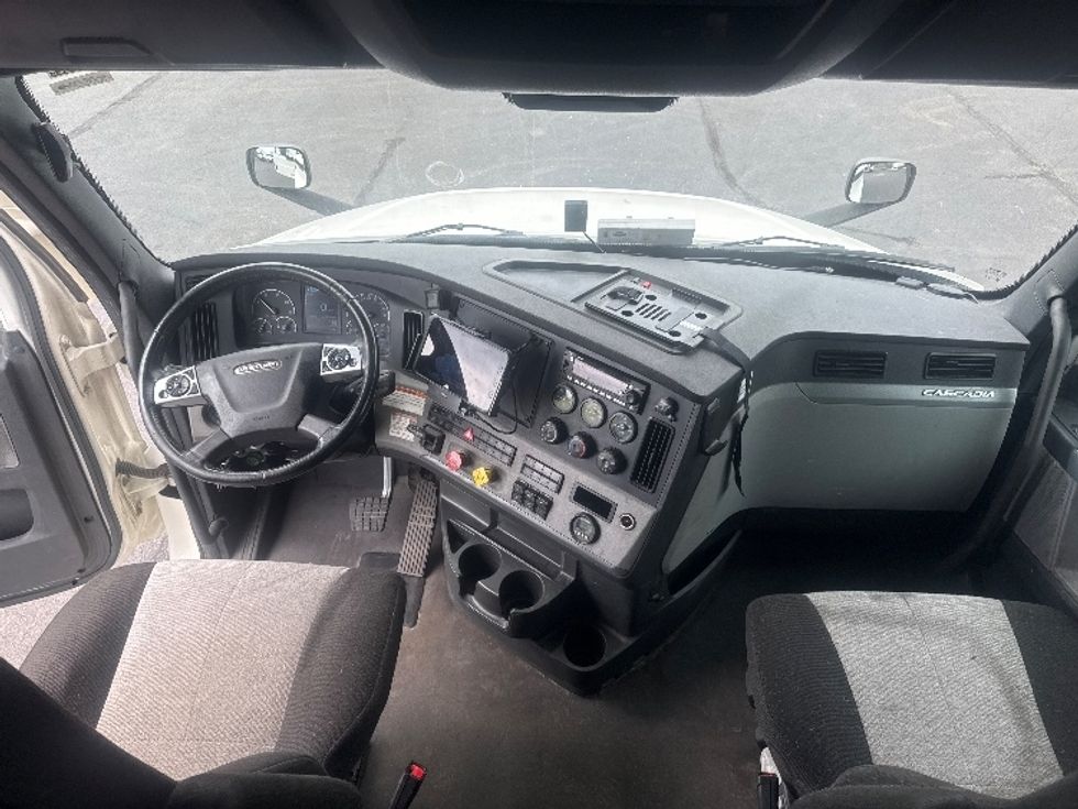Sleeper Tractor-Heavy Duty Tractors-Freightliner-2022-T12664ST-Indianapolis-IN-485,584\n\t\tmiles-$ 66,750 - Image 12